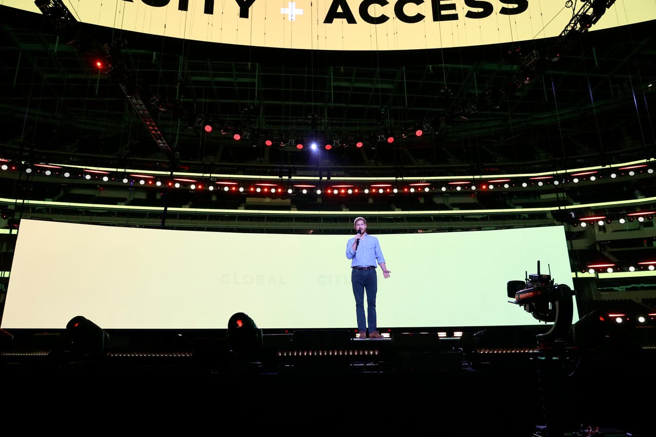 El 
<b><a href="https://www.univision.com/temas/principe-harry" target="_blank">príncipe Harry fue recibido con una ovación </a></b>al aparecer este domingo 2 de mayo sobre el escenario del concierto Vax Live: The Concert to Reunite the World en Los Ángeles.