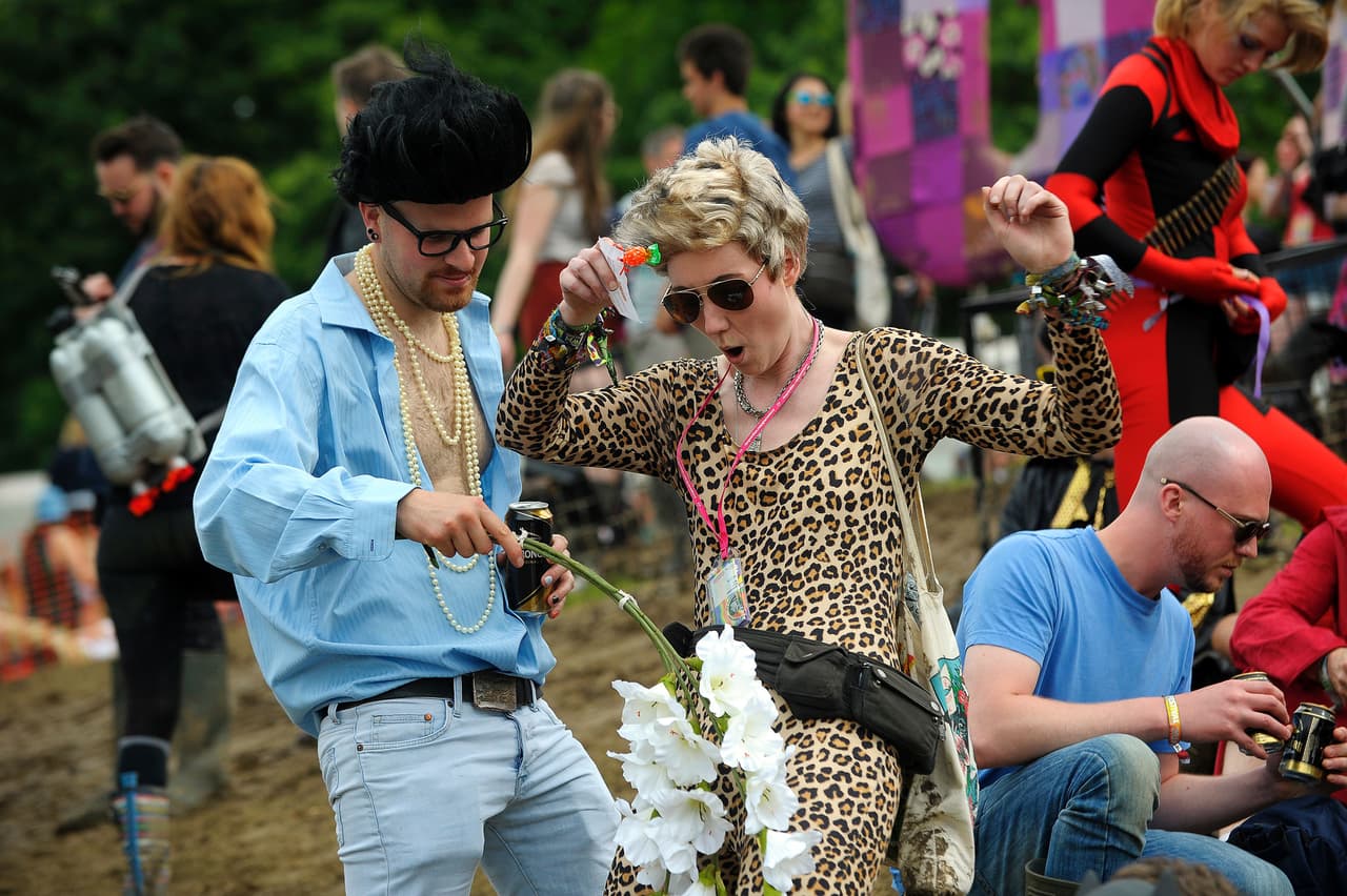 “Estamos seguros de que no es culpa de nadie de los que estamos aquí. Así que marchemos en el pantano y cantemos muy alto nuestra canción de protesta”, son las frases que recogen el sentimiento colectivo de los jóvenes que son consientes de que esta decisión traerá otra vida y otras oportunidades a los pequeños de hoy, unas muy diferentes a las que ellos tuvieron cuando en 1993, con la Unión Europea, desaparecieron las fronteras.