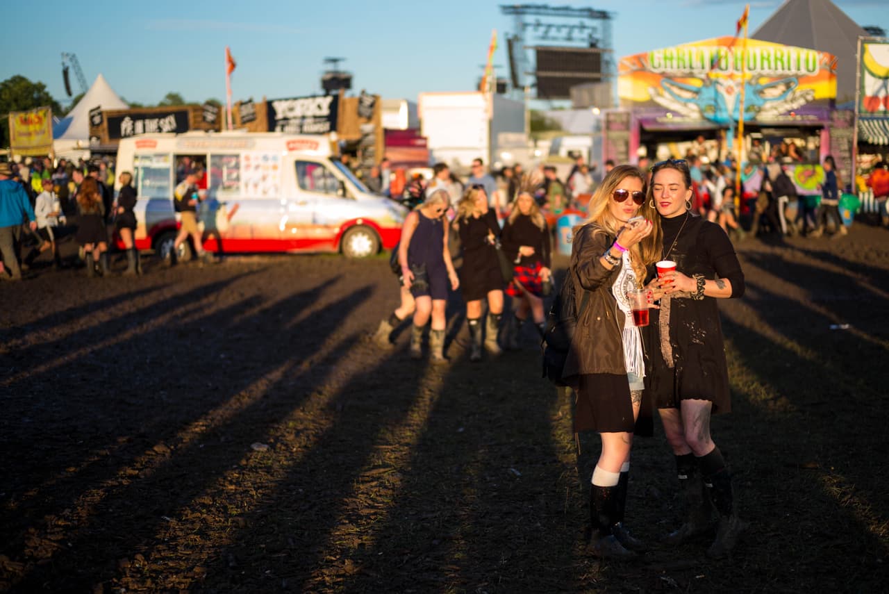 Una vez que el inicio del festival coincidía con el día de las votaciones del 'Brexit' y en vista de que la gente no podía votar por fuera de sus lugares de origen, los organizadores empezaron previamente a hacer una fuerte campaña para que la gente se registrara y pudiera votar por correo.