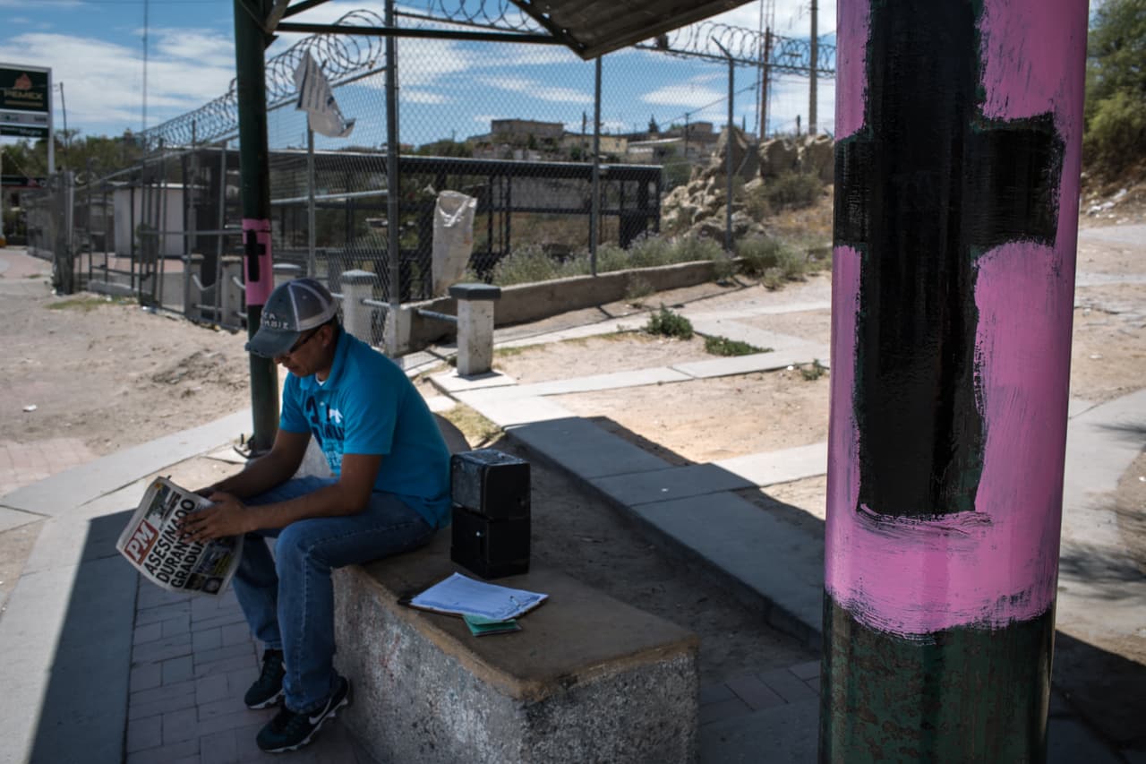 Dos cruces en una parada de autobús cerca de donde aparecieron en mayo cuerpos de mujeres jóvenes asesinadas.