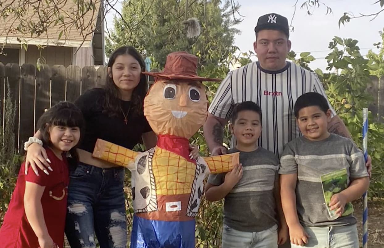 De la noche a la mañana, un joven de 19 años, residente de Palmdale, 
<a href="https://www.univision.com/temas/california">California</a>, 
<b>quedó a cargo de sus cinco hermanitos, tras la muerte de su madre debido al <a href="https://www.univision.com/temas/coronavirus">coronavirus</a>.</b>