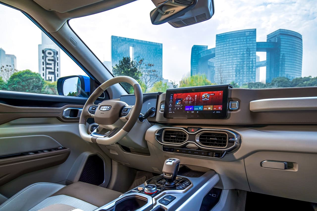 “En respuesta a la nueva epidemia del coronavirus, Geely Auto desarrolló en tiempo récord un nuevo sistema inteligente de purificación de aire con certificación N95. Este sistema de purificación de aire altamente eficiente funciona en conjunto con el aire acondicionado para aislar y eliminar elementos dañinos en el aire de la cabina, incluidas las bacterias y los virus”, dijo la firma en un comunicado.