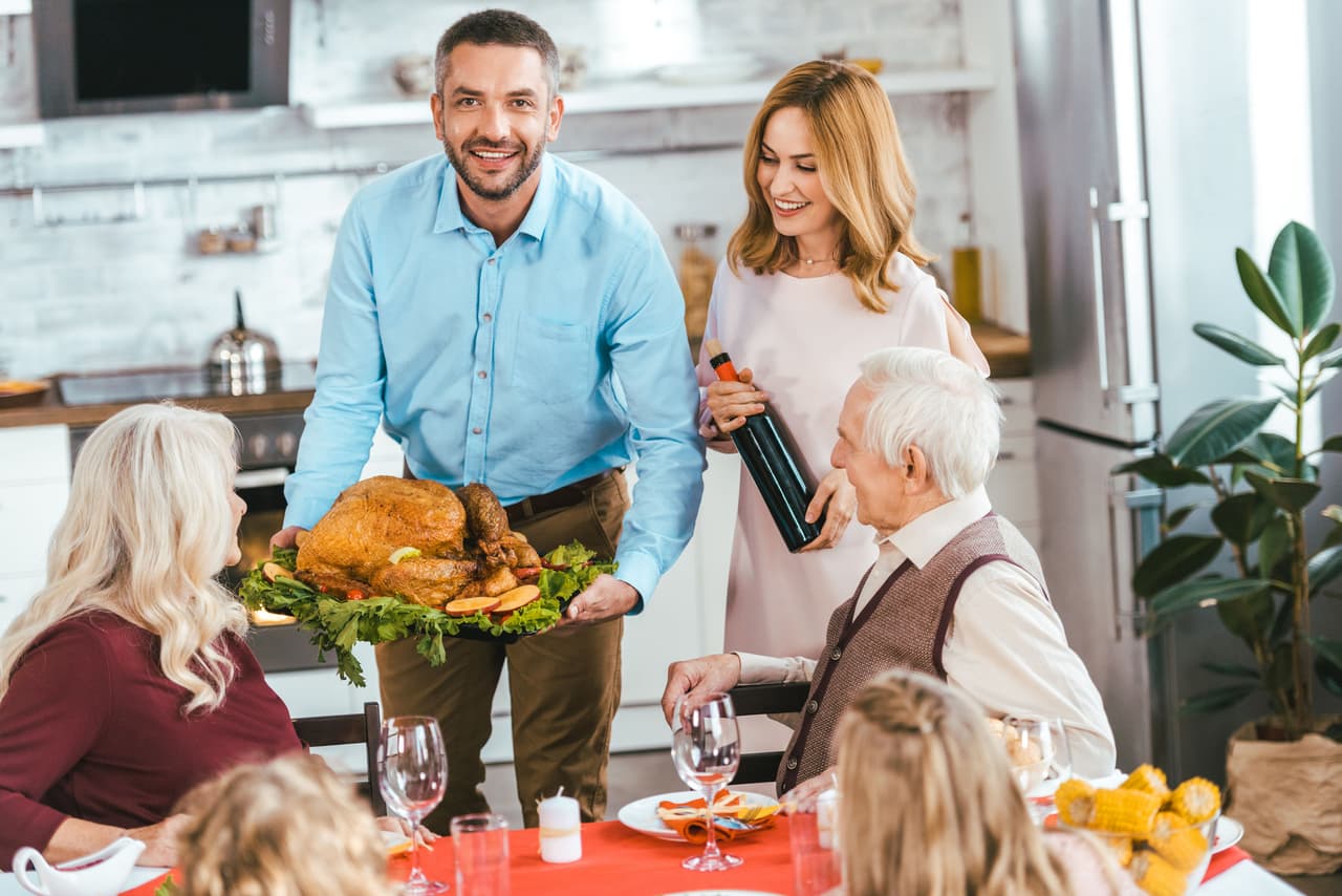 <b>Ofréceles algo de tomar. </b>Mientras esperan la cena y la llegada del resto de los invitados, puedes ofrecerles algo de tomar o alguna botana para hacer más llevadera la espera.