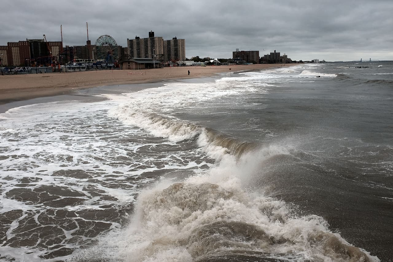 La Agencia Nacional de Océanos y Atmósfera (NOAA por sus siglas en inglés), descartó que el fenómeno toque tierras estadounidenses.