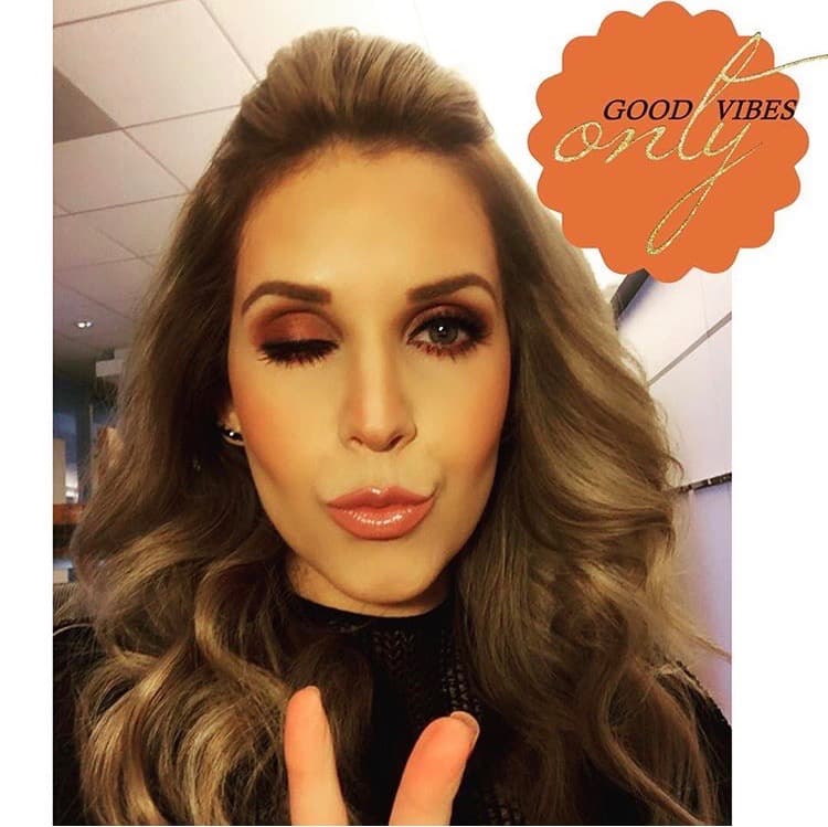 Un poco de volumen nunca pueda faltar para tener un look completo.