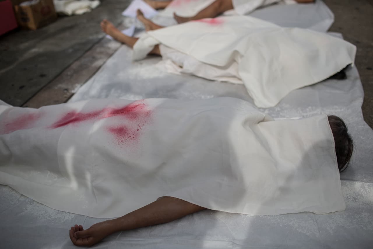 De acuerdo con el Ministerio de Salud de El Salvador, en los tres años entre 2005 y 2008, hubo 19,290 abortos en el país, 27.6% de ellos de niñas y adolescentes menores de edad. De acuerdo con la Organización Mundial de la Salud, en los países en donde el aborto está penalizado completamente, solo 1 de cada 4 abortos es seguro.