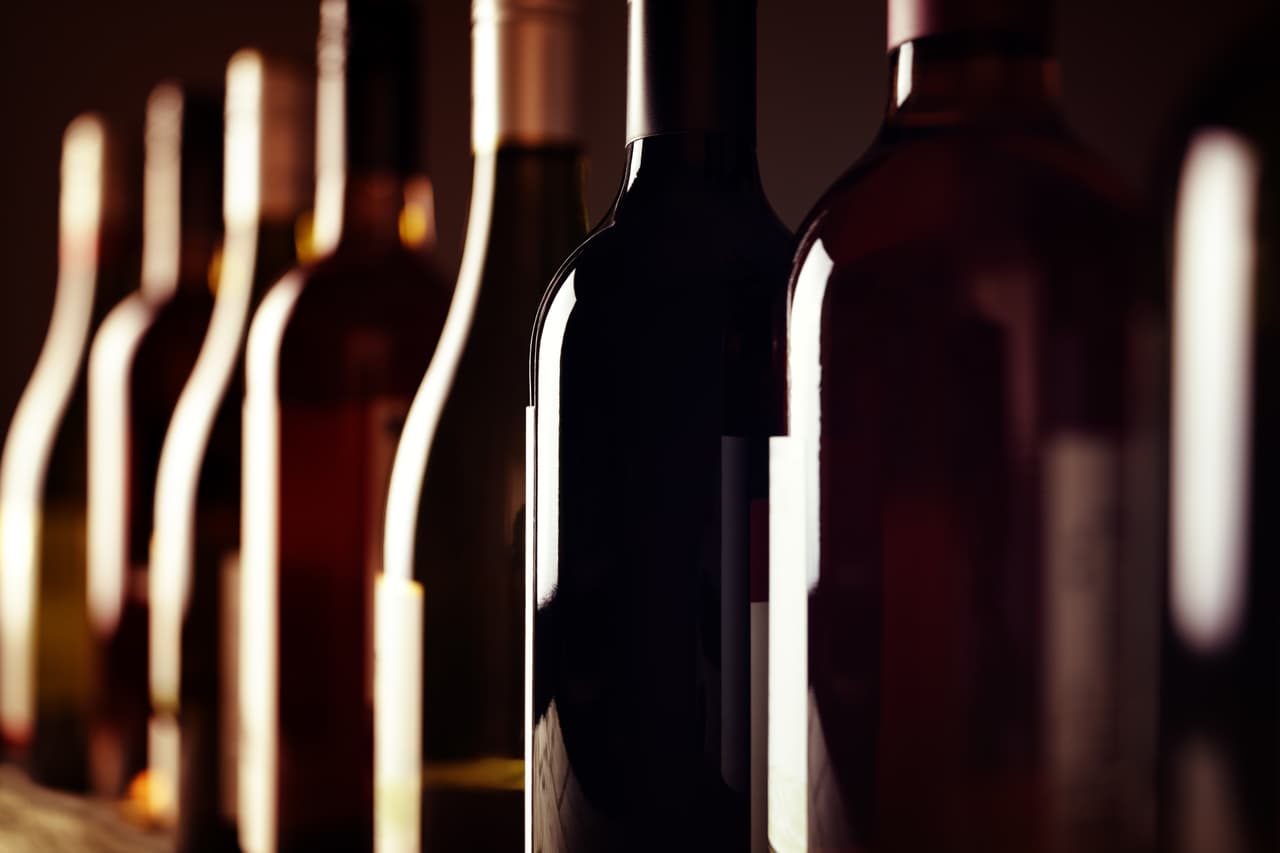 El
<b> </b>alcohol conduce a un daño genético permanente, según 
<a href="https://www.univision.com/noticias/salud/una-copita-de-vino-al-dia-puede-ser-demasiado">estudios</a> que indican que aumenta el riesgo de desarrollar siete tipos de cáncer: mama, intestino, hígado, boca, garganta, esófago y laringe.