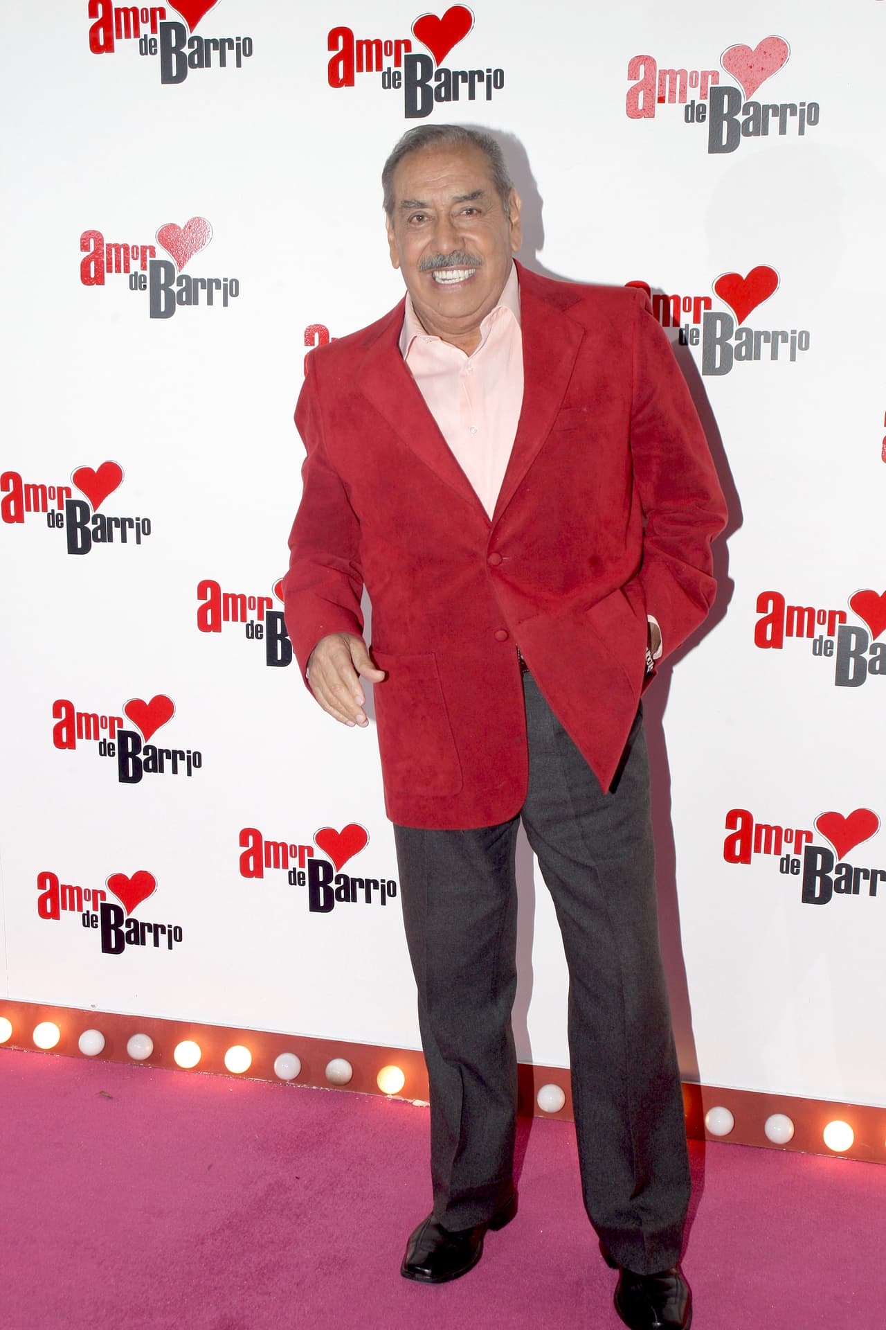 Lalo "El Mimo", se encarga de añadir un toque de humor como Don Cosme.