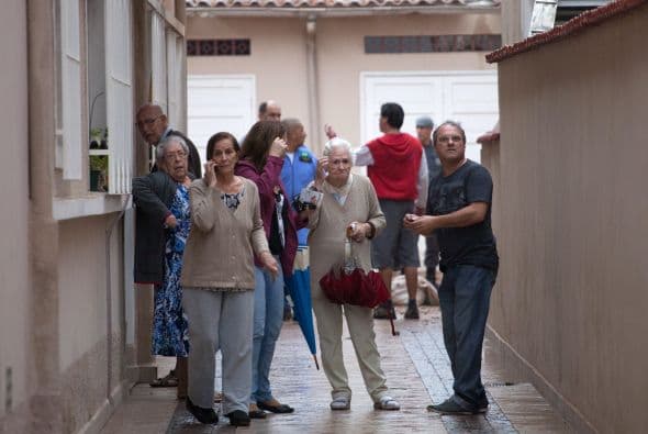 Vecinos asustados salieron de sus viviendas a ver qué había pasado.