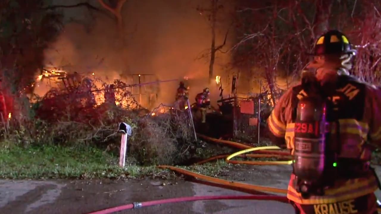 El fuego se inició en una casa móvil deshabitada y comenzaba a extenderse. Gracias al animal los vecinos pudieron hacer el reporte a las autoridades.