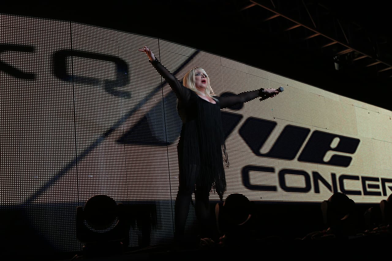 “Gracias a KQ por esta invitación espectacular... de venir a compartir una noche de amorrrrrr en el Choliseo”-Ednita Nazario.