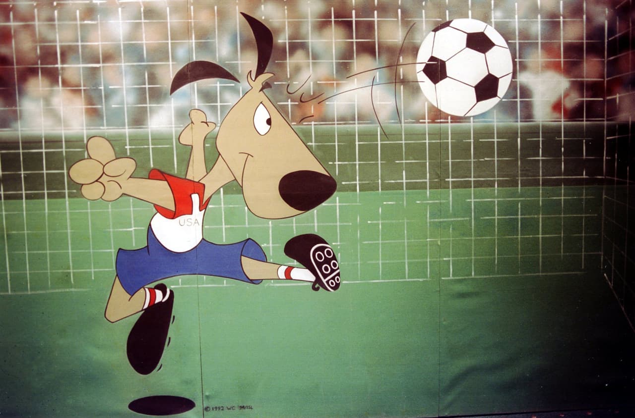 <b>Striker - Estados Unidos 94</b>
<br>Un perro con el uniforme de los colores del anfitrión (rojo, blanco y azul). El úblico estadounidense pudo escoger a la mascota en esta oportunidad.
<br>
<br>
<br>
<br>
<br>