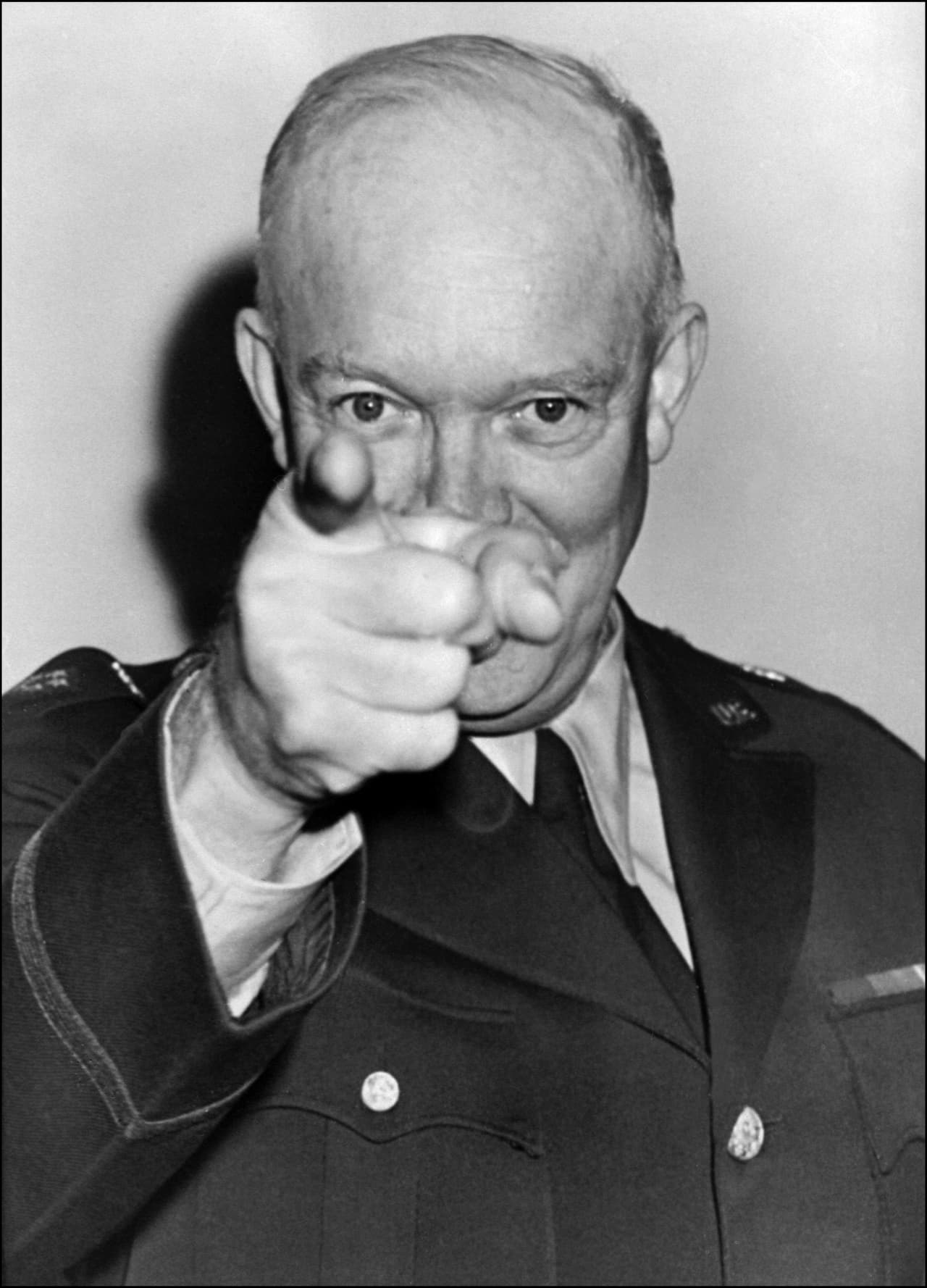 Dwight Eisenhower dando una rueda de prensa en Londres en 1951.