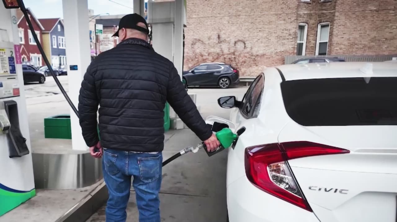 Precio de la gasolina en Illinois se dispara: supera los $5 en Chicago y sigue subiendo