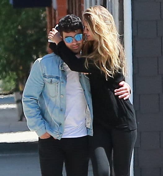 De acuerdo con información del portal de la revista Cosmopolitan, en junio de 2015 Gigi Hadid admitió tener una relación con Joe Jonas. Su noviazgo llegó a su fin en noviembre de ese mismo año, así lo informó el portal de la revista Quién.