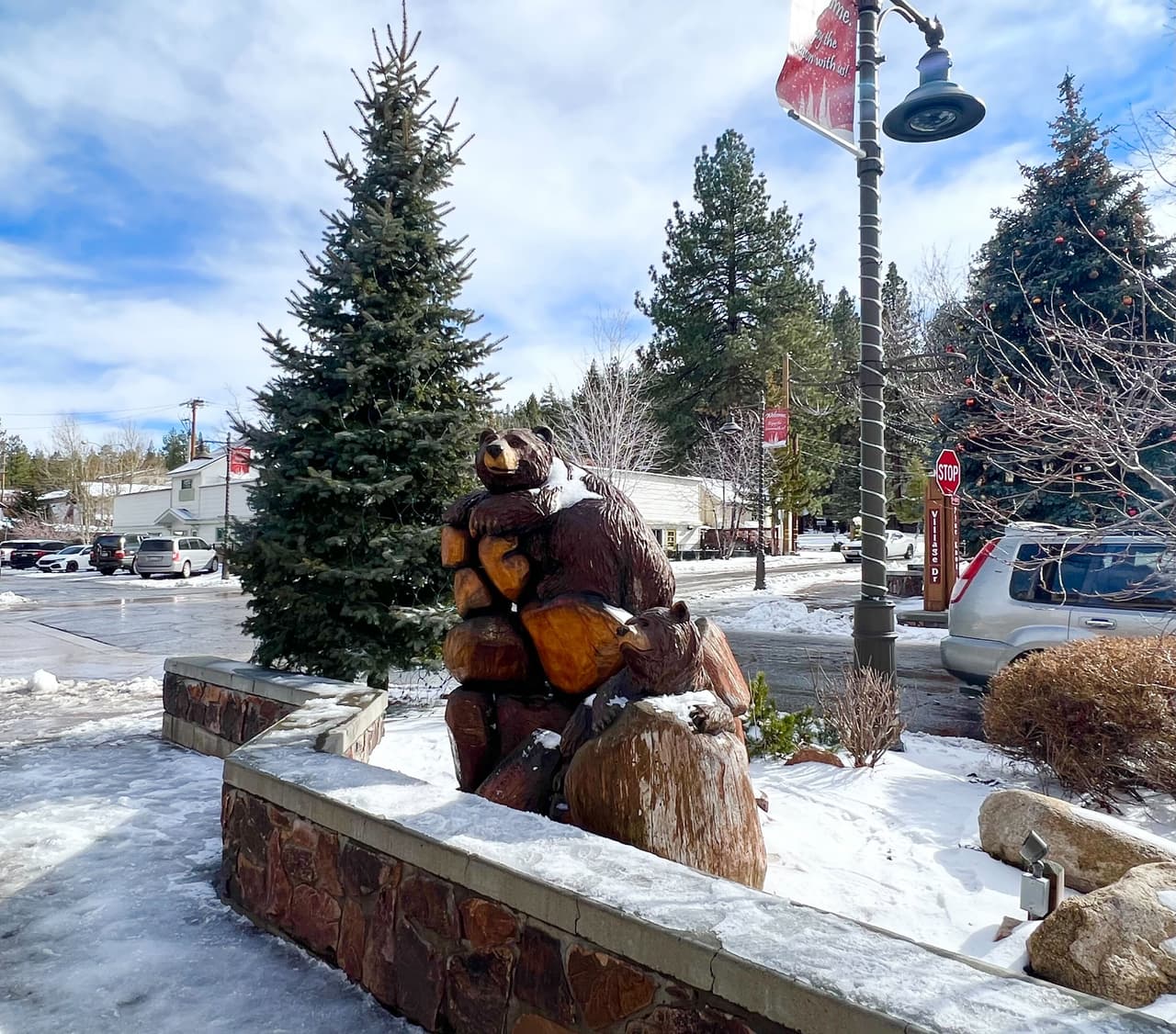 En cada esquina de Pine Knot Village podemos encontrar arte, la representación tallada en madera de osos de California haciendo de las suyas.