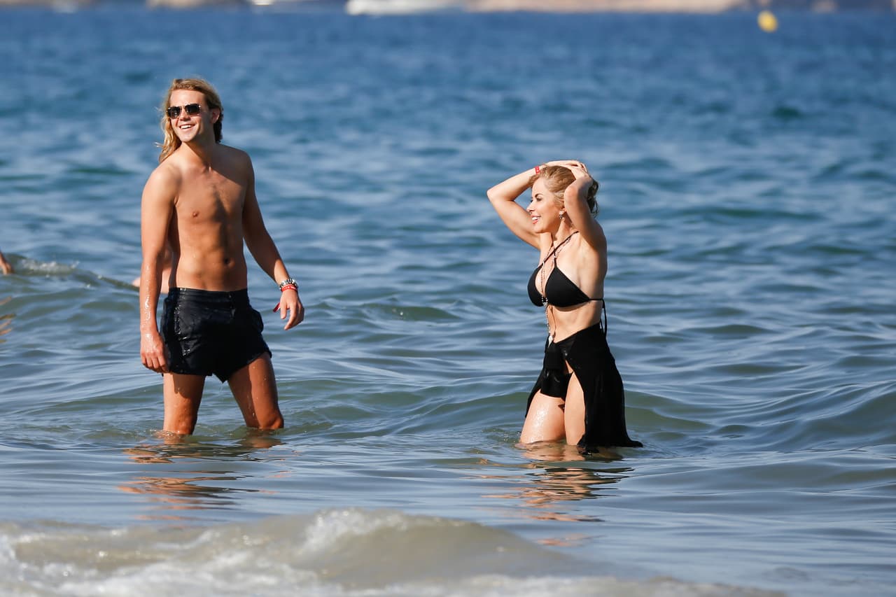 Las cámaras captaron a la cantante en la playa con un guapísimo joven.