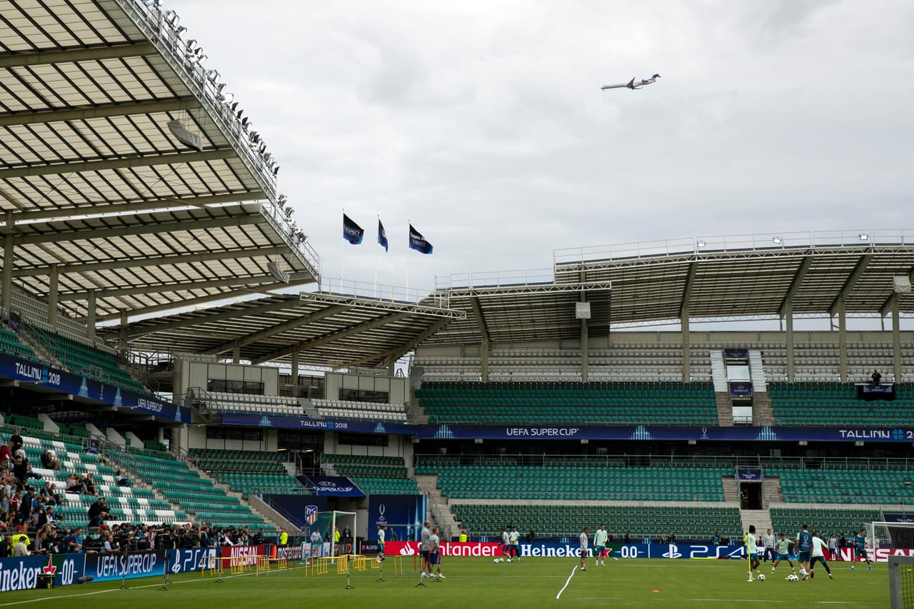 El escenario es capaz de recibir 15 mil personas, capacidad que ha sido criticada por algunas para un evento de esta magnitud.