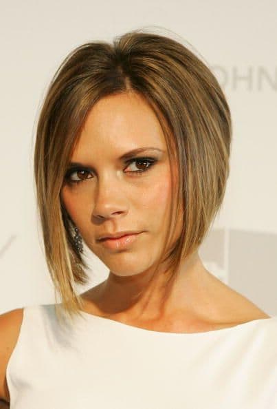 A pesar de ser una tendencia con poco cabello para peinar, las celebridades se las han ingeniado para llevar estilos únicos en sus melenas. ¡Esta opción "largo al frente, corto por detrás" de Victoria Beckham se nos hace de lo más 'chic'!