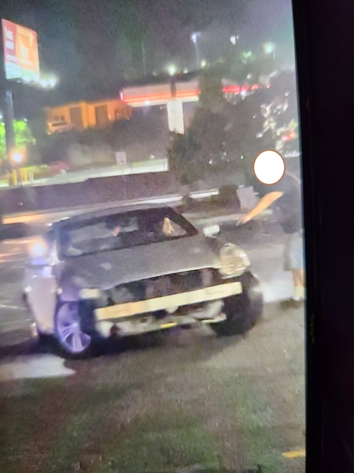 La Policía de Marietta indicó que
<b>Escalante se encontraba en el estacionamiento </b>cuando un hombre desconocido que conducía un
<b>Infinity G35 plateado comenzó a conducir imprudentemente y a hacer piruetas.</b>
<br>
<br>El Infinity
<b>lo impactó y lo arrastró</b> mientras intentaba salir del estacionamiento.
<br>