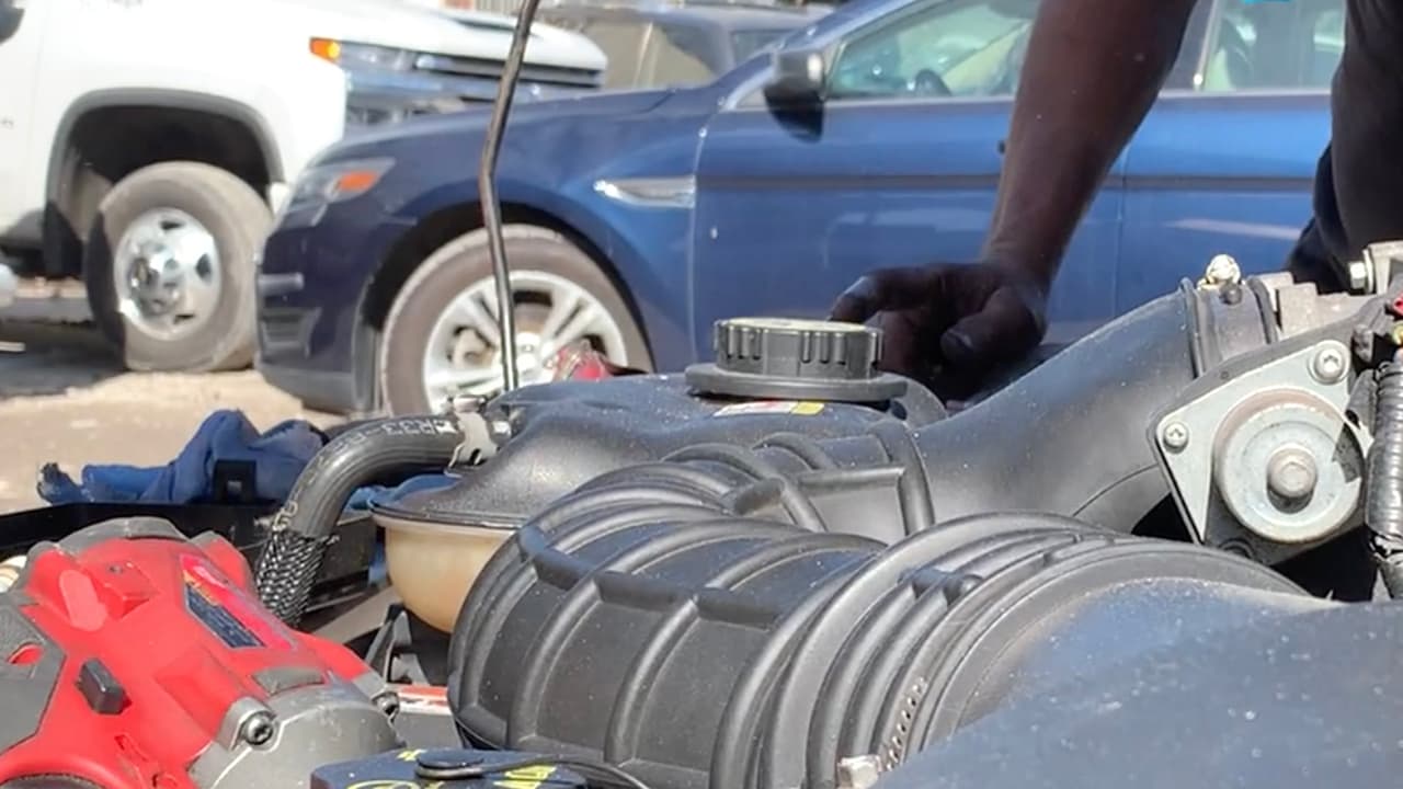 “Podríamos tal vez esperar unos 30 segundos (a que se caliente) para que la bomba de aceite lubrique el motor porque durante toda la noche el aceite se sienta en el cárter del motor”, comentó.