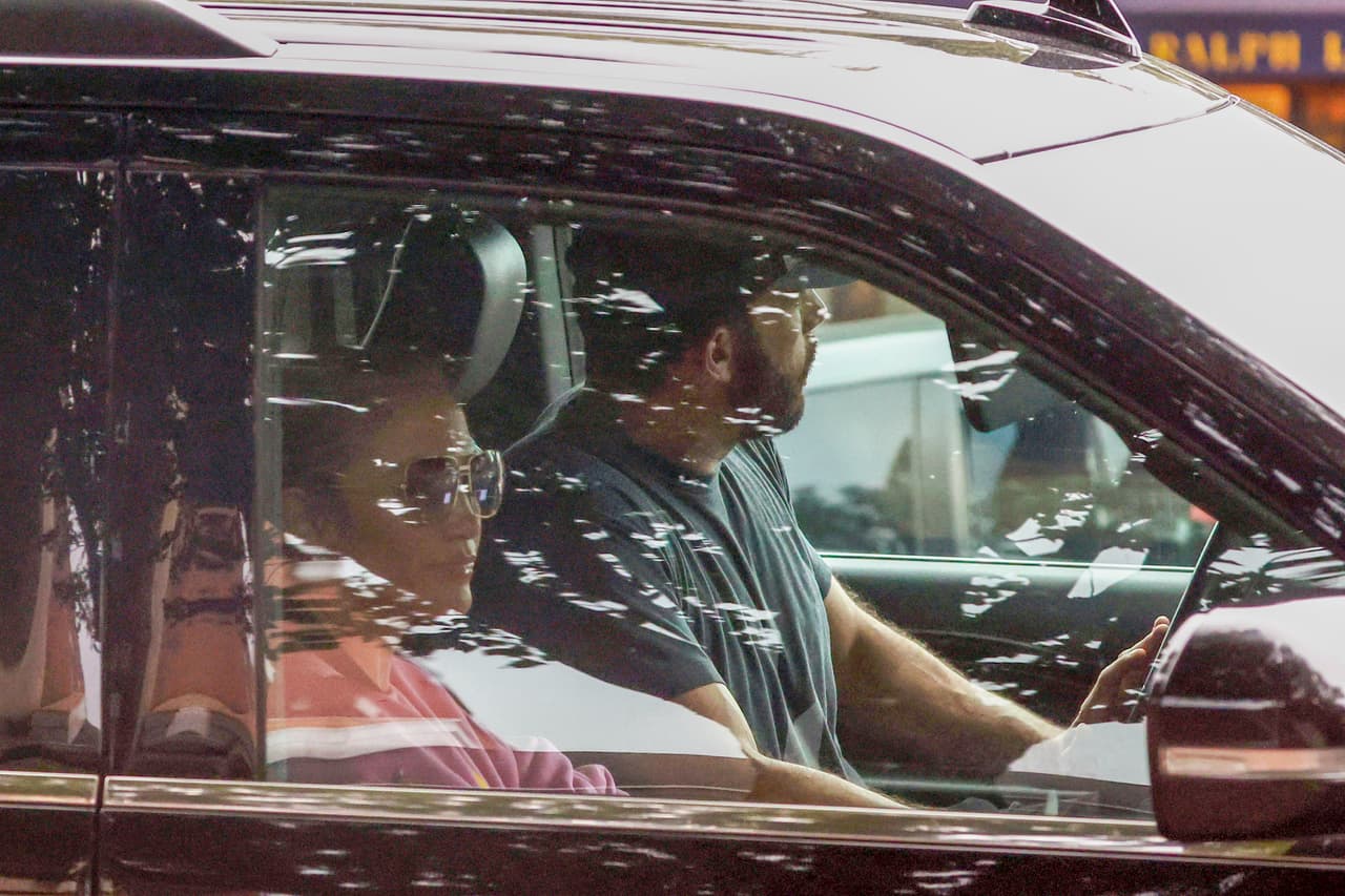 El actor y la cantante 
<b><a href="https://www.univision.com/famosos/jlo-ben-affleck-hamptons-paseo-universal-studios" target="_blank">pasaron el fin de semana feriado del 4 de julio</a></b>
<a href="https://www.univision.com/famosos/jlo-ben-affleck-hamptons-paseo-universal-studios" target="_blank"> </a>en ese lugar y extendieron su estadía por varios días más. 
<br>