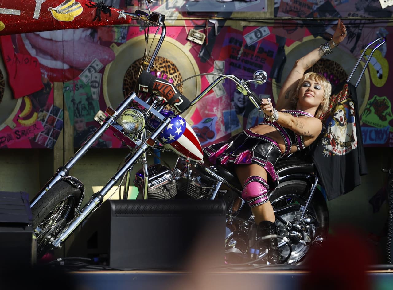 Miley Cyrus entró en motora al escenario del estadio Raymond James, en Tampa, Florida.