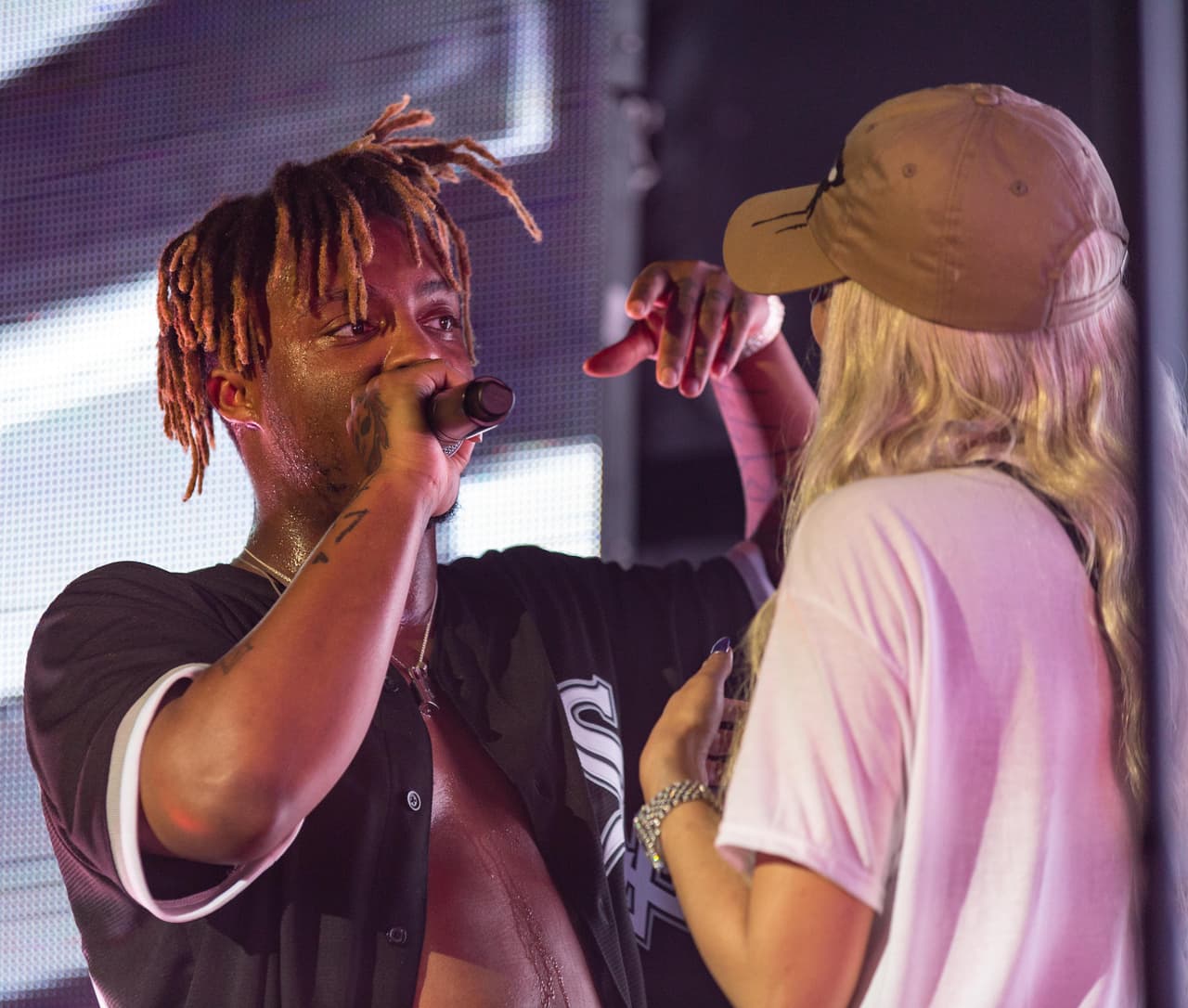 Sobre el escenario dijo: "Solo quería venir aquí y hacerles saber a todos que 
<b>Jarad amaba a cada persona </b>que ayudó en esta tierra. Él literalmente amó a cada uno de ustedes", reportó 
<b><a href="https://edition.cnn.com/2019/12/16/entertainment/juice-wrlds-girlfriend/index.html">CNN</a></b>.