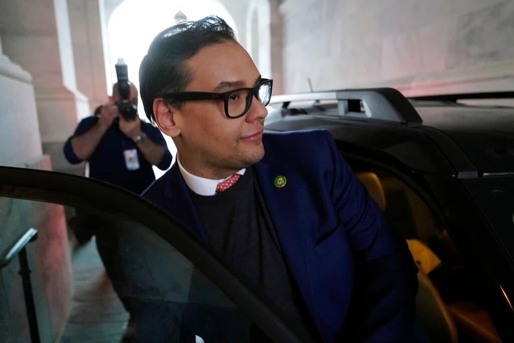 Una acusación por acoso sexual complica aún más las cosas a George Santos