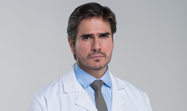 Daniel Arenas es Robert Cooper