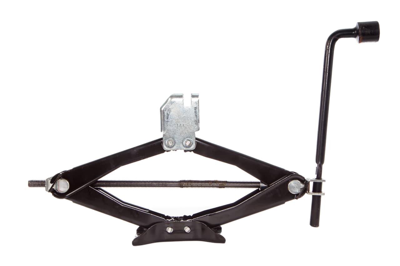 5. 
<b>Localiza y remueve el gato y la llave de tuercas de tu vehículo.</b> 
<br>
<br>Normalmente los encontrarás en el baúl del vehículo. Consulta el manual de tu carro.