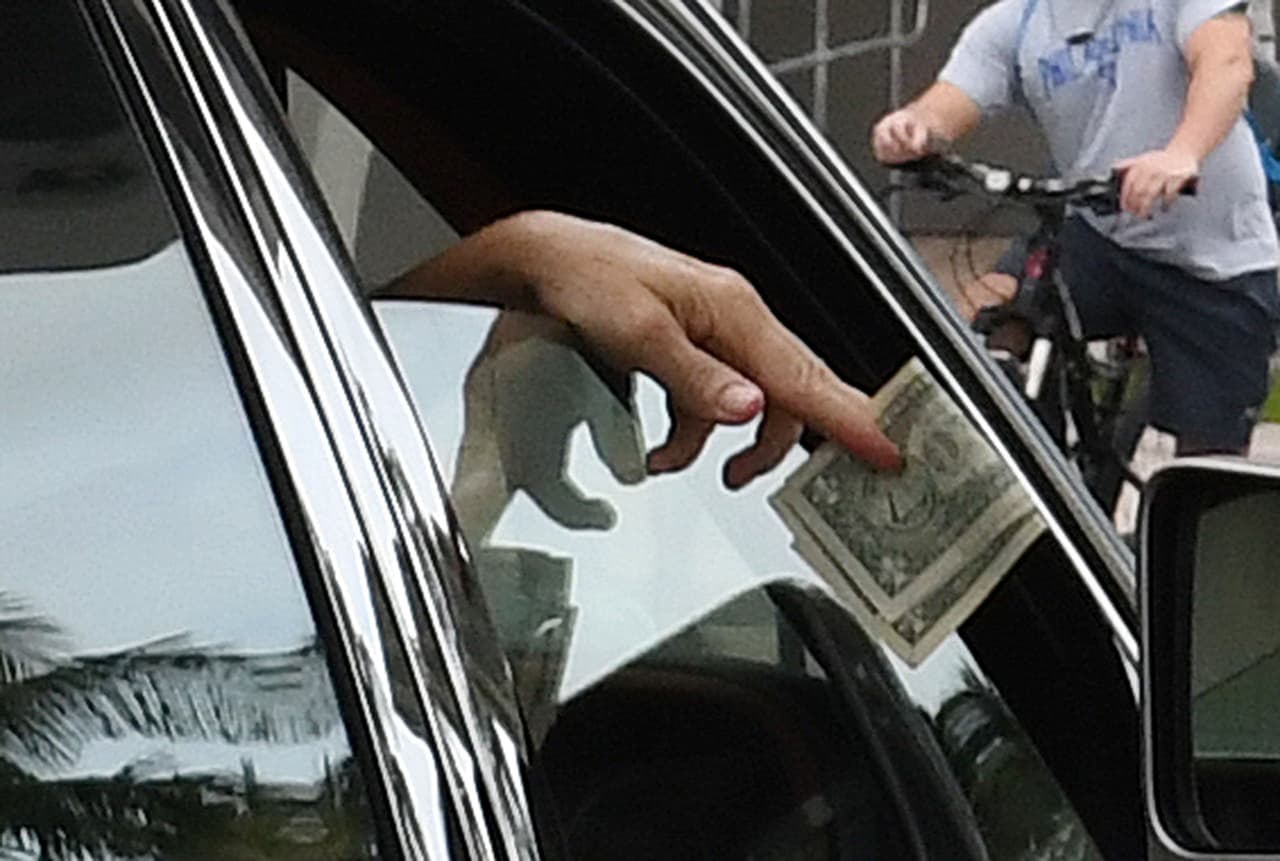 A todas luces, parece que el hombre recibió dos dólares por parte de Jennifer López y Álex Rodríguez, lo que
<b><a href="https://www.univision.com/noticias/autos-y-famosos/jennifer-lopez-va-al-gym-en-carro-de-420-000-dolares-fotos">equivale al 0.00044 por ciento del valor de su carro</a></b> y .00066 por ciento del valor del bolso Valentino.