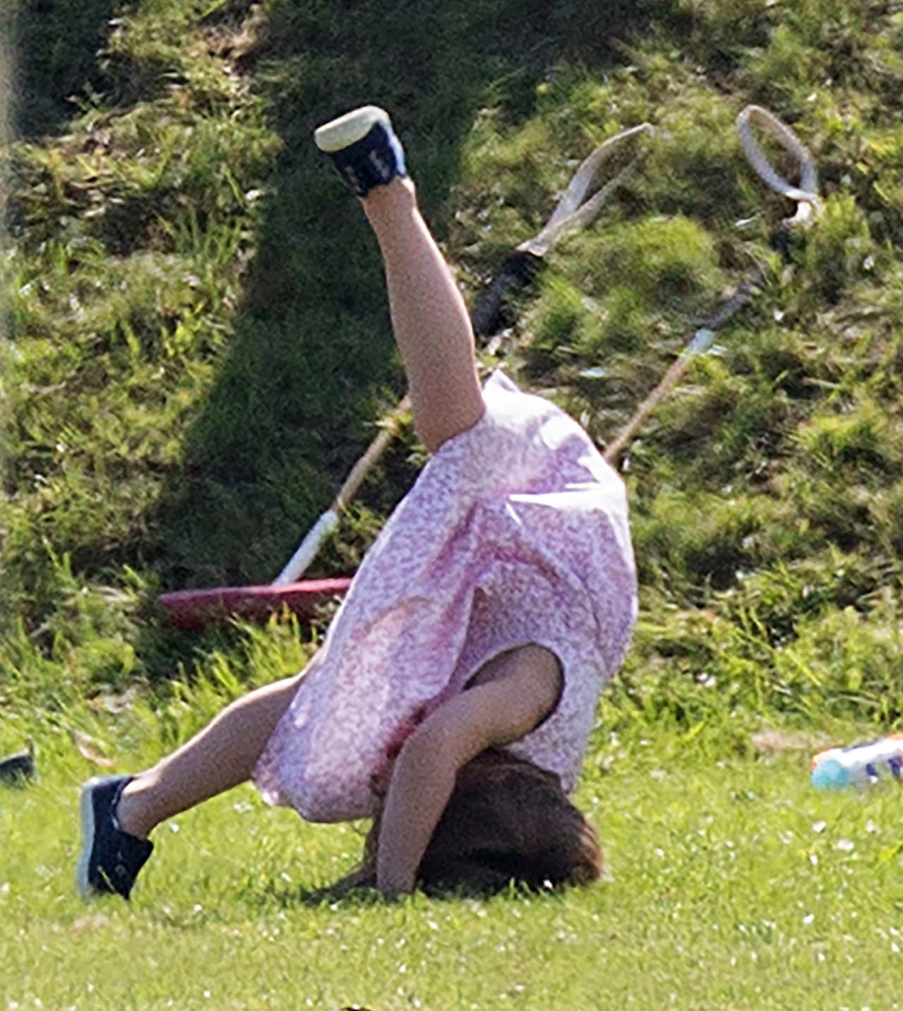 La pequeña de 5 años siente una gran pasión por la gimnasia. La duquesa de Cambridge ha declarado que además de hacer volteretas, su hija se para de manos y tiene grandes habilidades para mantener el equilibrio y la coordinación.