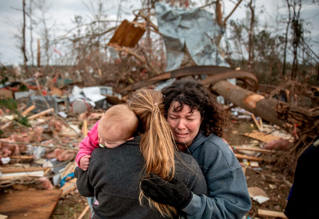 <b>La violencia de los tornados en Alabama.</b> Usa serie de potentes y súbitos vendavales arrasaron calles y residencias al sur del país. El más poderoso de los fenómenos dejó "
<a href="https://www.univision.com/noticias/las-imagenes-aereas-que-muestran-la-devastacion-que-dejaron-los-tornados-en-alabama-video">un camino de destrucción de aproximadamente media milla de ancho</a> y que se extendía varias millas hacia el este desde donde el tornado tocó tierra", según las autoridades. En la fotografía Carol Dean, junto a sus hijas Megan y Madilyn, sobrevivientes de uno de los tornados en la ciudad de Beauregard. Su esposo fue una de las 
<a href="https://www.univision.com/noticias/fenomenos-naturales/al-menos-14-muertos-tras-el-paso-de-tornados-en-alabama-y-georgia">23 personas que perdieron la vida en la tragedia</a>. 4 de marzo de 2019.
