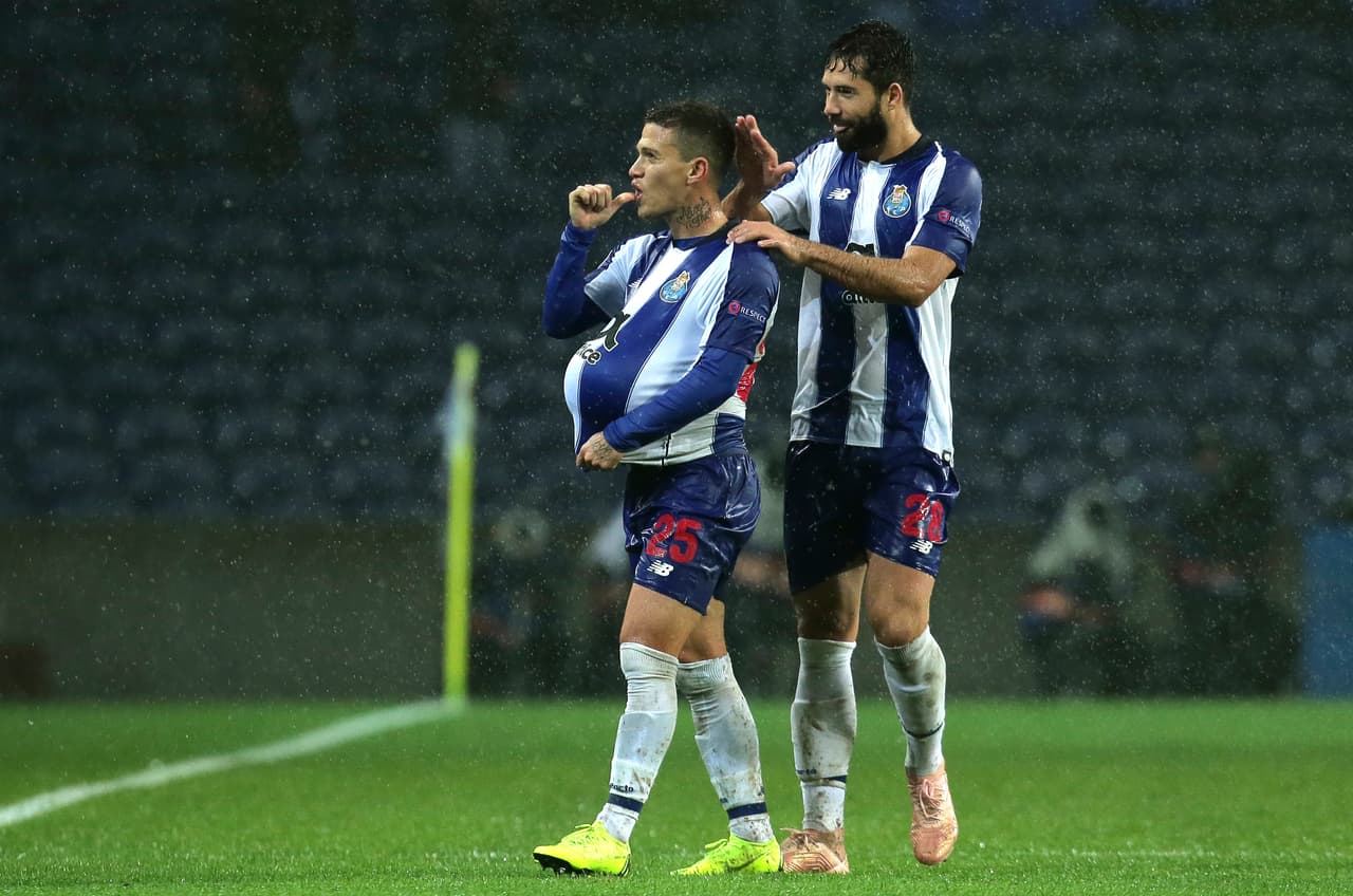 Pero incluso en el tiempo añadido, el mediocampsta Otávio se encargó, pese a lo encharcado de la cancha, de marcar un golazo, un potente tiro desde afuera del área para sentenciar el juego 4-1.