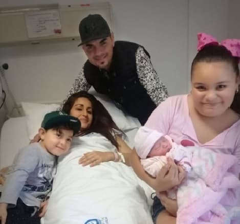Geovanni Mondragón, vocalista de El Recodo, se convirtió en papá por tercera ocasión y compartió orgulloso las primeras fotos de Aolani, a pocas horas de haber nacido.