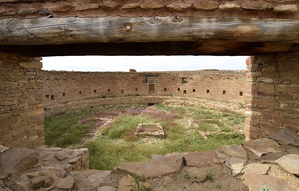 <b>Parque Histórico Nacional de la Cultura Chaco</b>.
<b>Nuevo México, EEUU. </b>Entre 850 y 1250 dC, lo que hoy es el
<a href="https://www.nps.gov/chcu/index.htm" target="_blank">Parque Histórico Nacional de la Cultura Chaco</a> fue un importante sitio en el que vivieron pueblos nativos americanos y sus ruinas son de las más grandes halladas en América del Norte. El parque está ubicado entre lo que hoy es Albuquerque y Farmington, en un remoto cañón. No están claros los motivos de la emigración de los habitantes, aunque se señala una sequía como la posible causa.
<br>
<br>