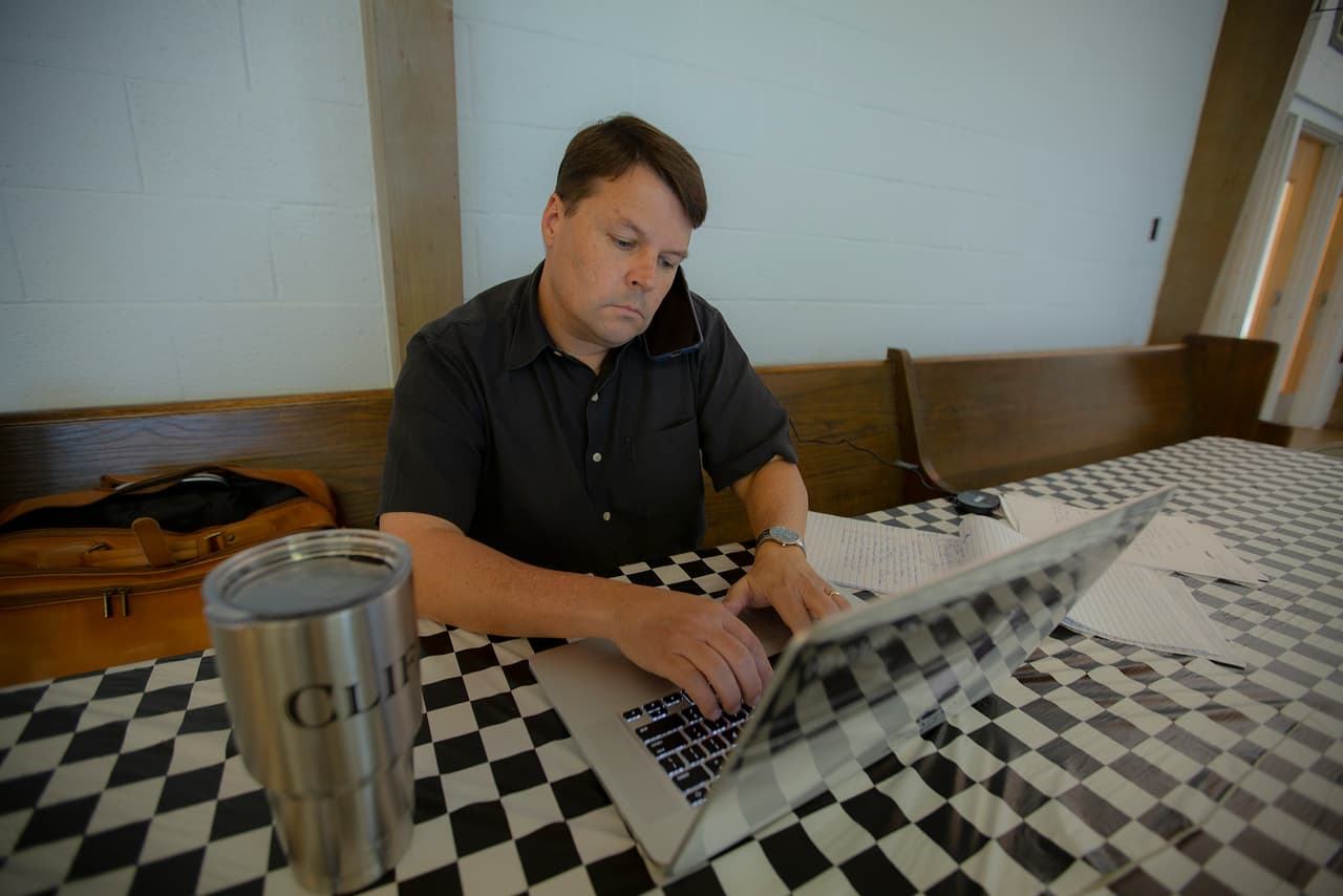 Cliff Johnson, director del McArthur Justice Center de la Universidad de Mississippi, durante una clínica de servicios legales en Canton.