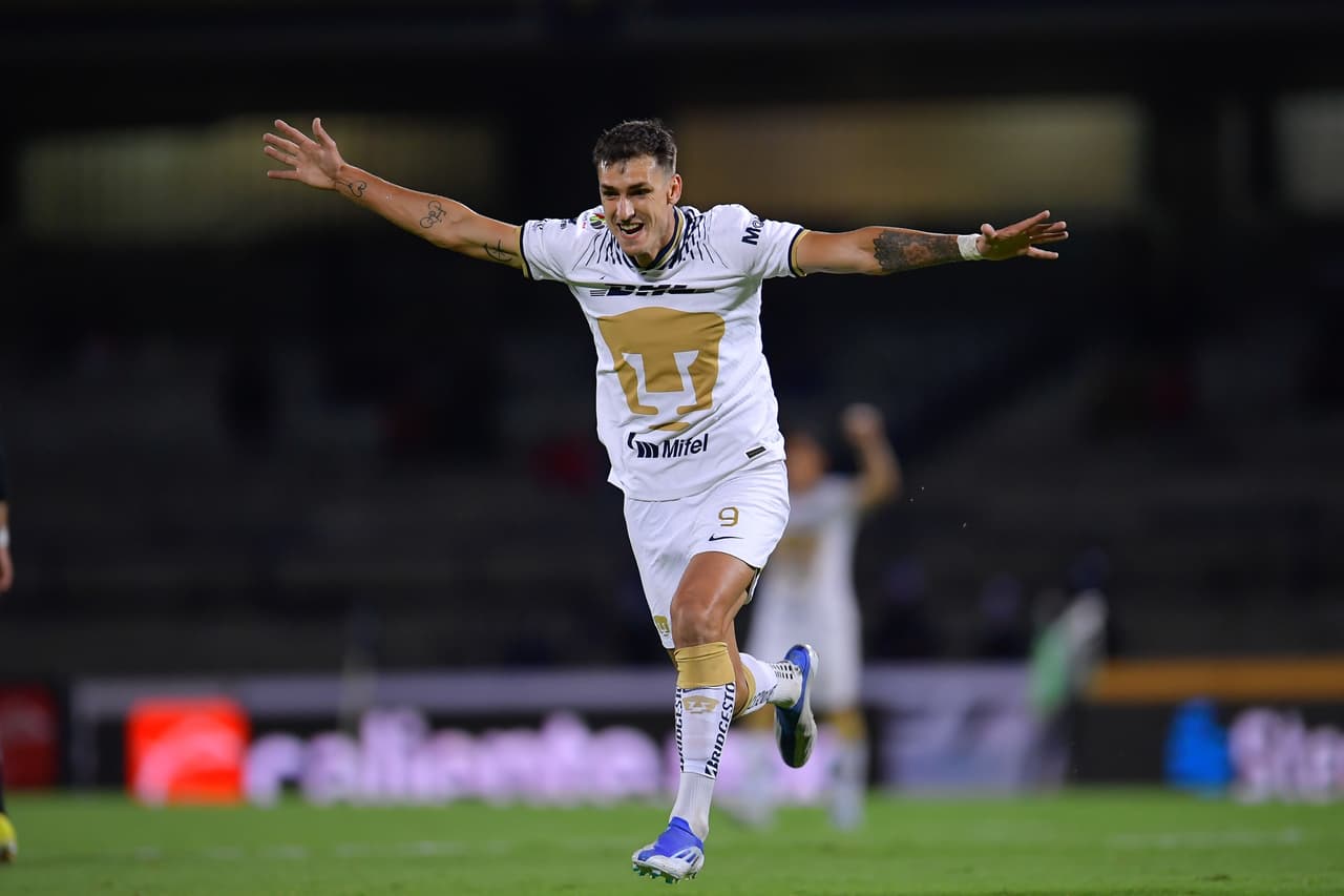 Pumas derrotó a Querétaro en la Jornada 13 y volvió a sumar puntos después de 10 fechas en el Apertura 2022. Eduardo Salvio y Juan Dinenno (con doblete) anotaron por parte de los universitarios, mientras que Ángel Sepúlveda descontó para los Gallos.