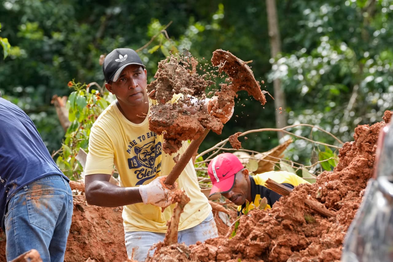El hombre en la foto, Antonio Muniz busca entre los escombros a su hija de 22 años y a su yerno, quienes estaban recién casados y vivían en una casa alquilada en Barra do Sahy, uno de los lugares más golpeados. Muniz estaba cavando cerca de lo que era la vivienda de su hija. "Le pedimos ayuda a Dios, al menos para hallar su cuerpo", dijo a la agencia AP.