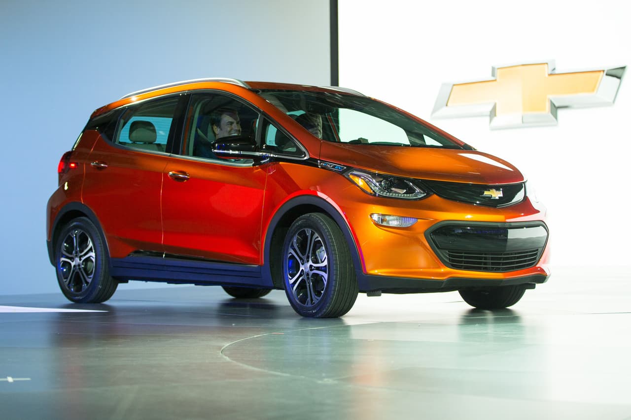 Puesto 3: Los autos eléctricos están dejando de ser parte del futuro para ser presente: el Chevrolet Bolt aspira a ser el modelo que le dé el envión definitivo al segmento junto al Tesla Model 3. Según USA Today, se estima que este auto puede hacer 238 millas con su carga de batería, con el que sería competidor de varios segmentos, además de obligar a redoblar esfuerzos al Kia Soul o el Volkswagen e-Golf.