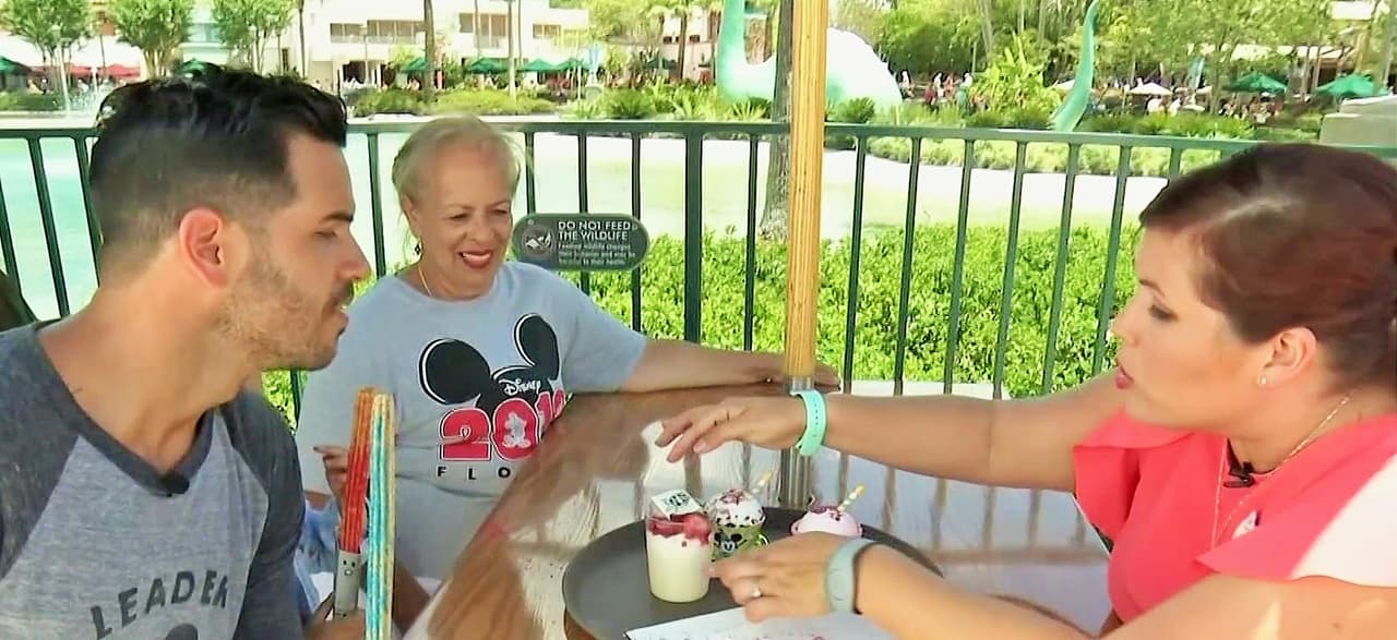 El conductor y su familia degustaron algunos postres de celebración, entre ellos unos churros de Star Wars, y otros dos aperitivos dulces que rinden homenaje al aniversario de Mickey Mouse y al de Disney’s Hollywood Studios.
<br>