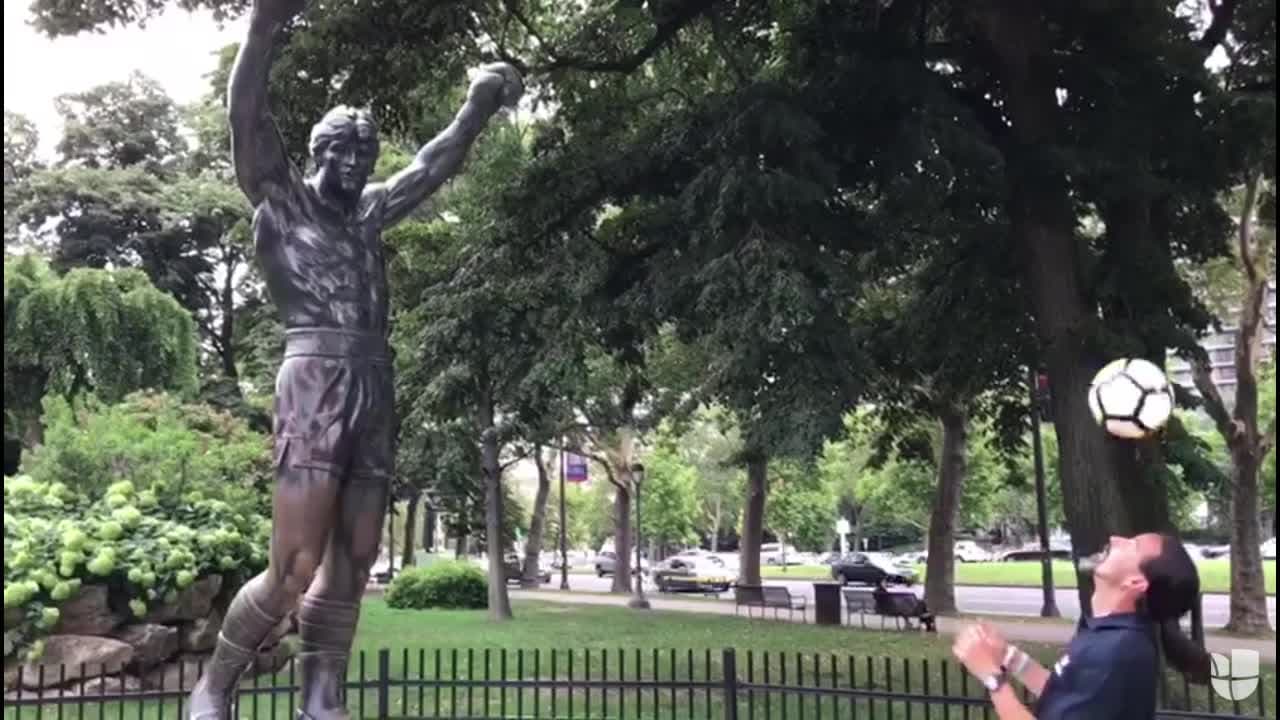 Un Balboa futbolista exhibió su calidad con el balón ante el campeón de boxeo Rocky Balboa