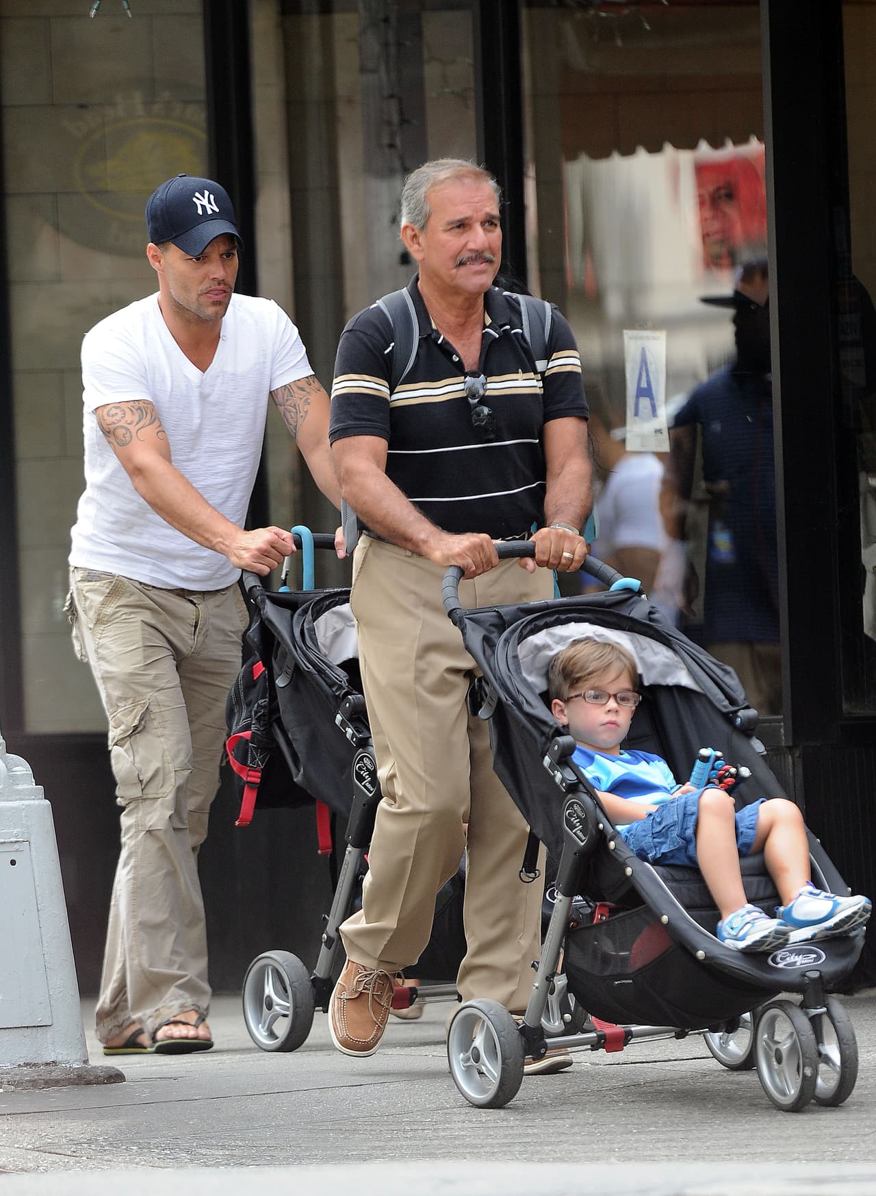 Estas imágenes de Ricky y su papá llevando a los niños en coche de bebés pronto serán #TBT.