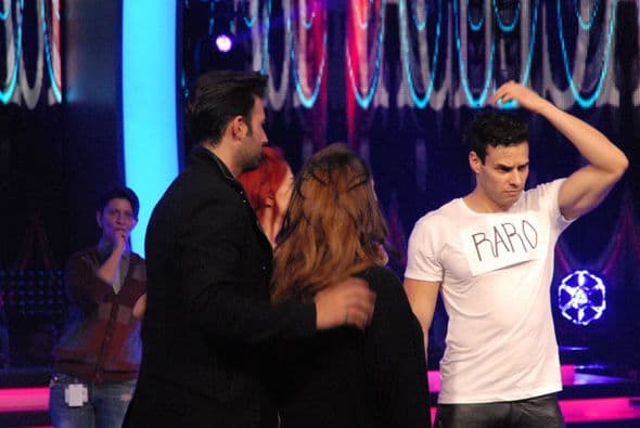 Jen y Yazaira revisando detalles con los bailarines.