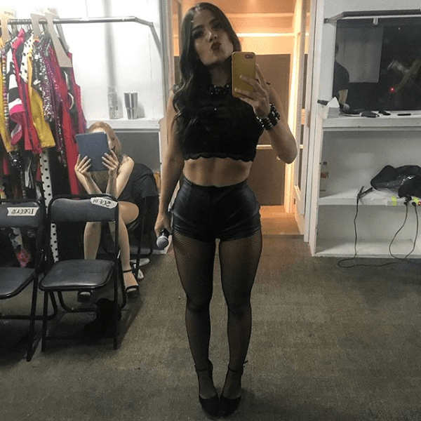 "Sería 
<b>un buen restaurante a cenar </b>y platicar, una buena botella de vino y una plática interesante", dijo como primer punto.