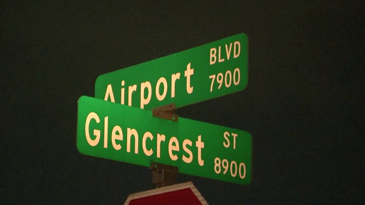Los hechos ocurrieron el 21 de septiembre alrededor de las 10:00 pm, cuando los cuatro adolescentes citaron a la víctima, de 38 años, en un apartamento abandonado en un complejo ubicado en la cuadra 8800 de Glencrest Street al sureste de Houston, indicó el Departamento de Policía de Houston (
<b><a href="https://twitter.com/houstonpolice" target="_blank">HPD)</a></b>.