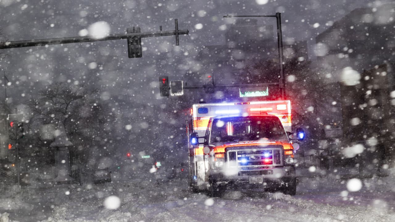 Partes de Colorado, Wyoming, Utah y Nebraska quedaron bajo hasta 4 pies de nieve; mientras que Oklahoma, Arkansas y Missouri registraron fuertes lluvias y vientos. Más información aquí.