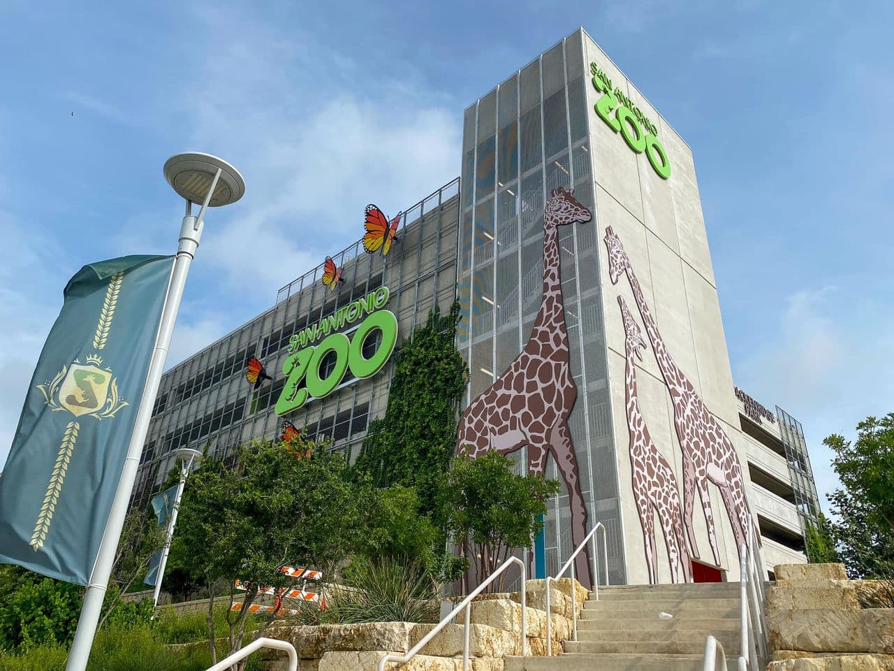 El garaje fue financiado por el bono de la ciudad de 2017 y se abrió al público por primera vez en el otoño de 2019, agregando estacionamiento para visitantes al zoológico,
<a href="https://www.univision.com/local/san-antonio-kwex/reabre-este-fin-de-semana-el-iconico-y-nostalgico-kiddie-park-en-san-antonio">Kiddie Park</a> y Brackenridge Park.