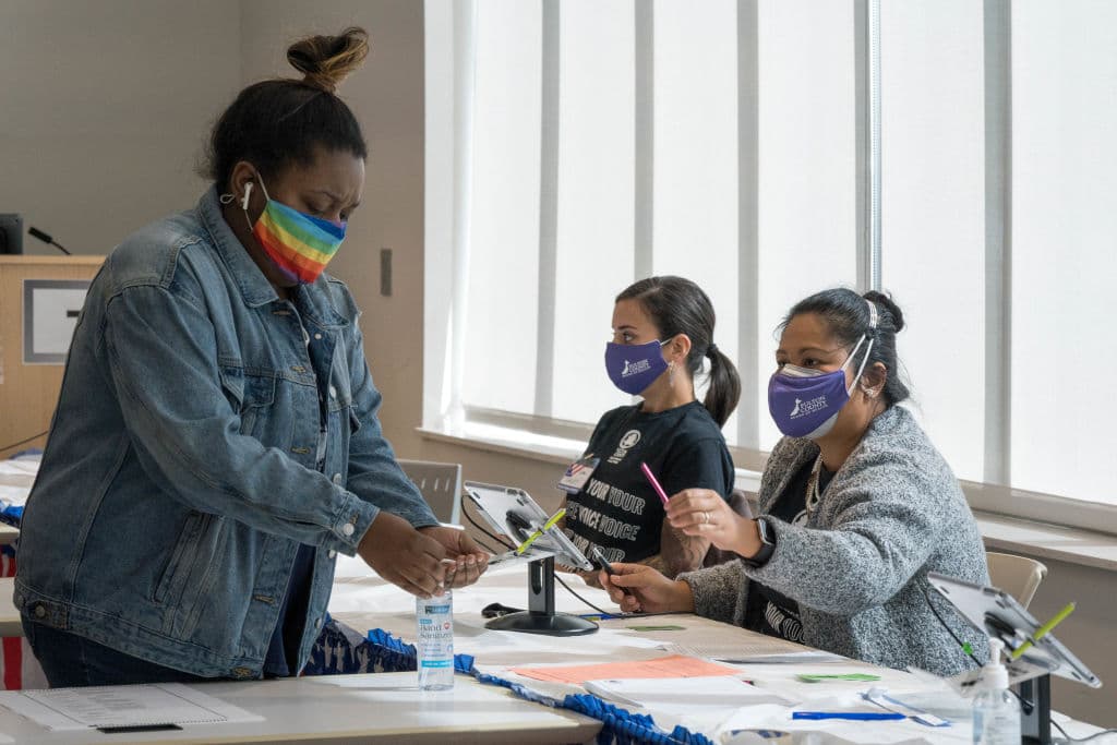En época de pandemia, tampoco han hecho falta las imágenes insólitas, con masacarillas y protectores para evitar un contagio de COVID-19.